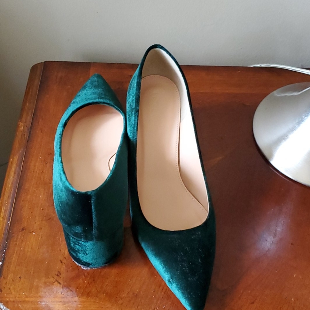Dark green size 8 shoes, excellent condition.